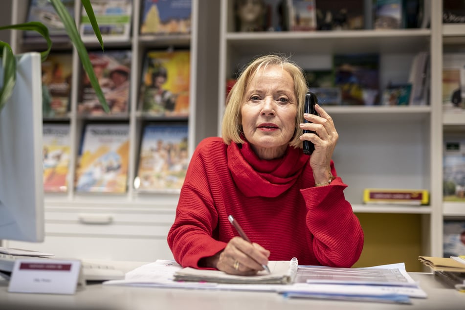 Elke Weber darf ihr Reisebüro nicht öffnen, arbeitet aber am Telefon mit den Kunden.  