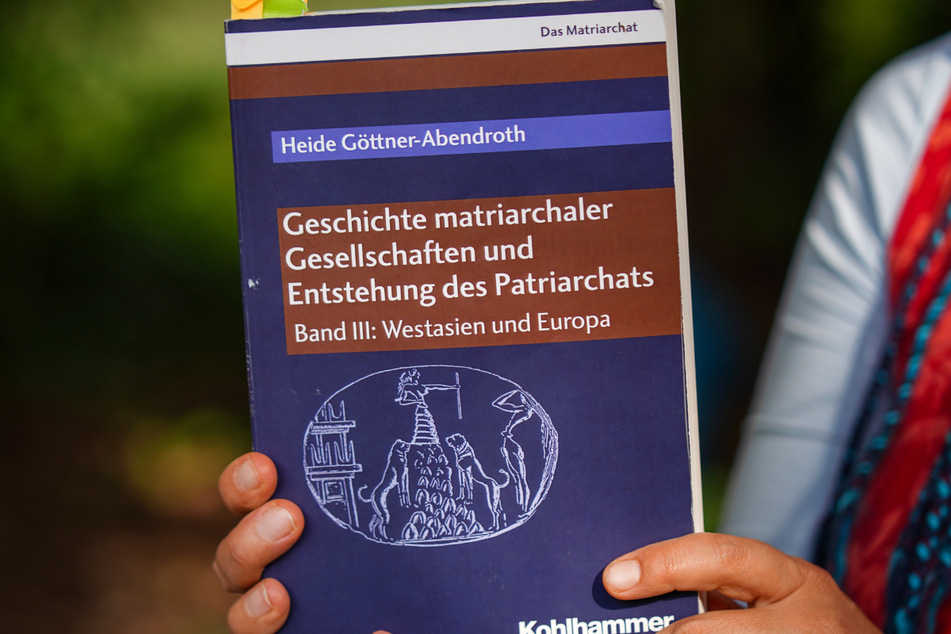 Das Buch "Geschichte matriarchaler Gesellschaften und Entstehung des Patriarchats" von Heide Göttner-Abendroth bildet eine wichtige Grundlage für die Workshops im Verein.