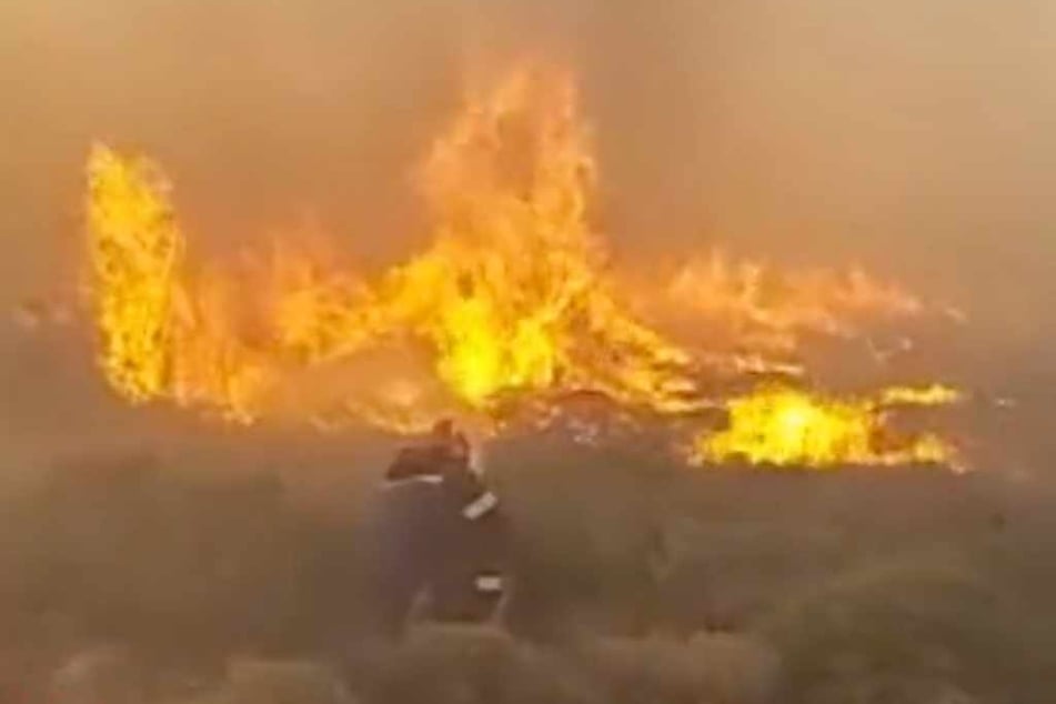 Waldbrände weiter außer Kontrolle: Flammen zerstören mehrere Häuser