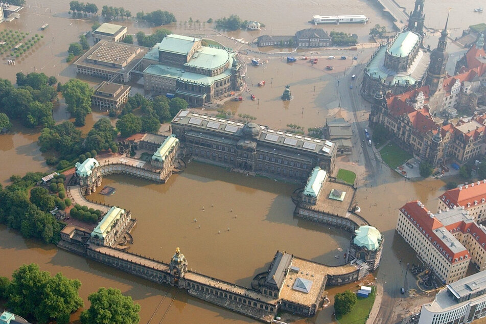Die Jahrhundertflut erreichte die Dresdner Altstadt am 17. August 2002. Die barocken Prachtbauten wurden vom Hochwasser umspült: der Zwinger, die Semperoper, die katholische Hofkirche, das Residenzschloss.
