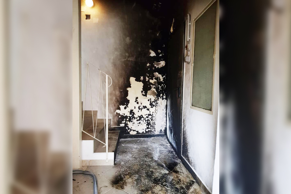 Im Treppenhaus legte der 45-Jährige das Feuer.