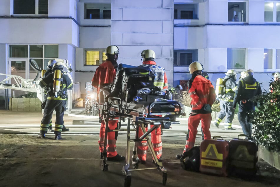 Zahlreiche Feuerwehrleute und Rettungsdienst-Mitarbeiter waren im Einsatz.