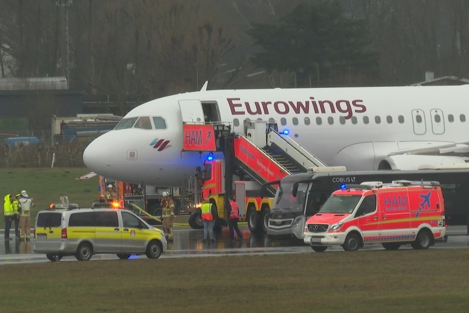 Hamburg: Großeinsatz am Hamburger Flughafen: Reifen von Eurowings-Maschine platzen bei Landung