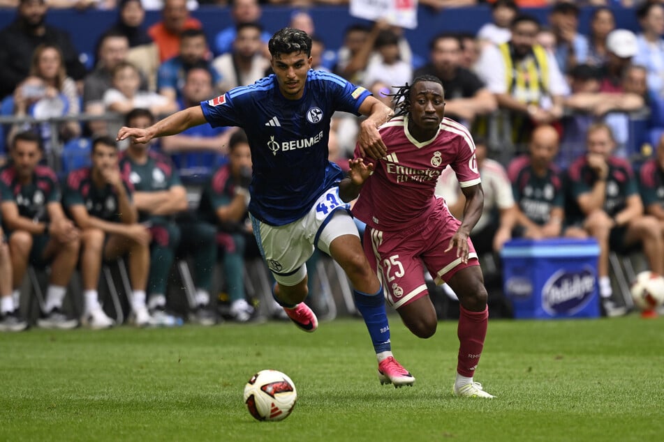 Beim Testspiel gegen Schalke 04 sammelte Yan Diomande (19) seine ersten Einsatzminuten für Real Madrid.