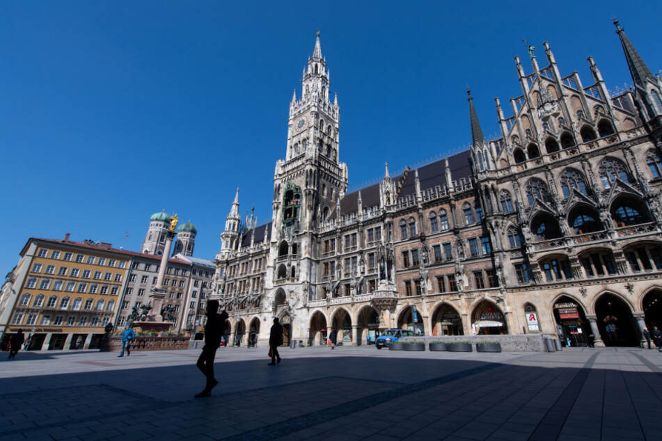 Der Marienplatz mit dem Rathaus in der Münchner Innenstadt: Wo sonst Menschenmassen wuseln, sind derzeit nur vereinzelt Passanten zu sehen.
