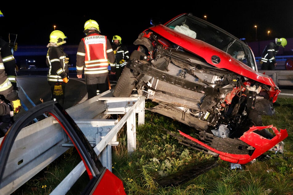 An der A4-Ausfahrt Chemnitz-Mitte landete am Donnerstagabend ein Skoda auf der Leitplanke.