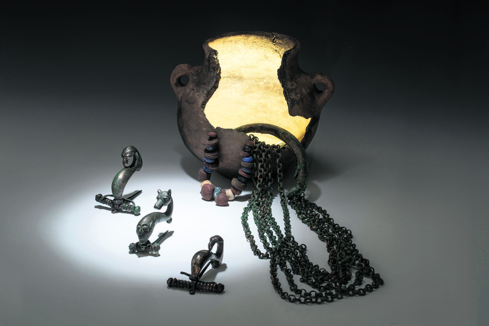 Herzstück des Fundes ist das Ketten-Collier aus Bronze.