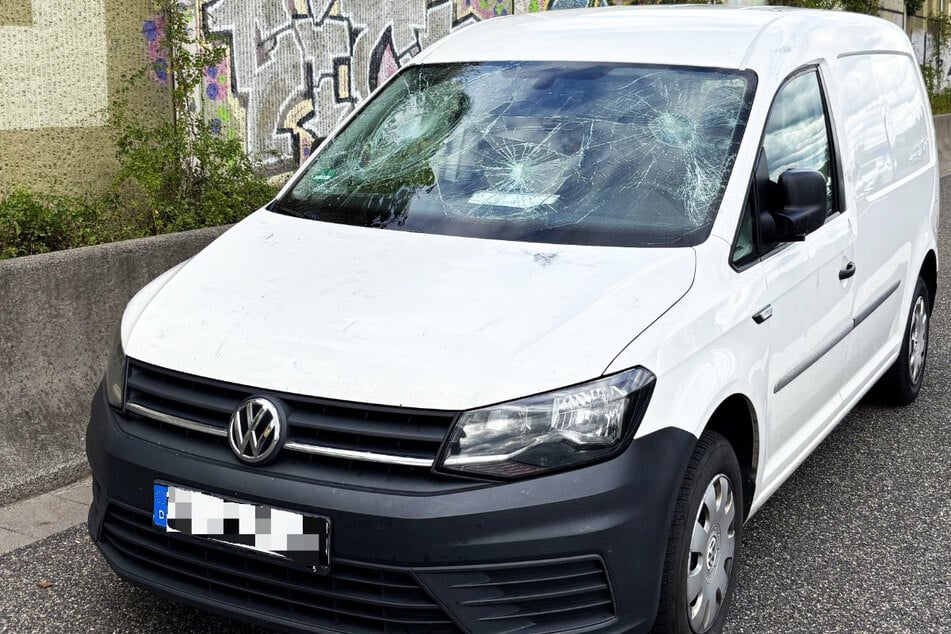 Die Polizei veröffentlichte dieses Foto: Es zeigt den beschädigten VW Caddy des 30-jährigen Opfers der Prügel-Attacke.