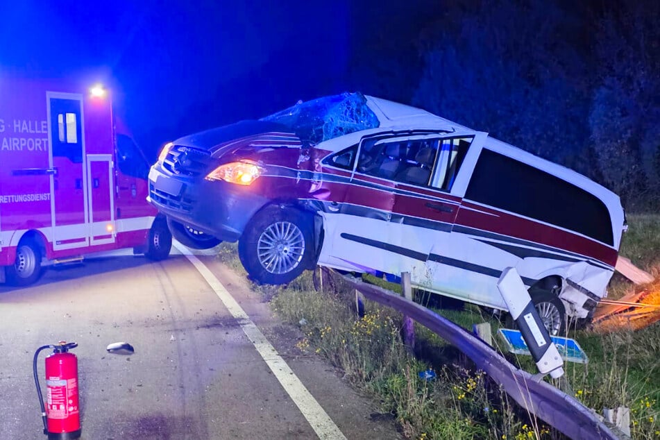 Unfall A14: Spektakulärer Crash auf A14: Mercedes bleibt auf der Leitplanke hängen