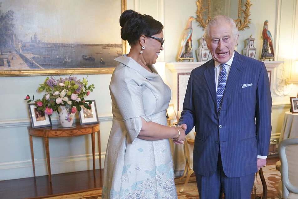 Äußerst herzlich begrüßt König Charles (75) seinen Besuch im Palast.