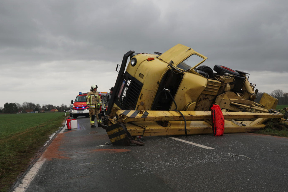 Der Kranwagen landete auf der Fahrerseite.