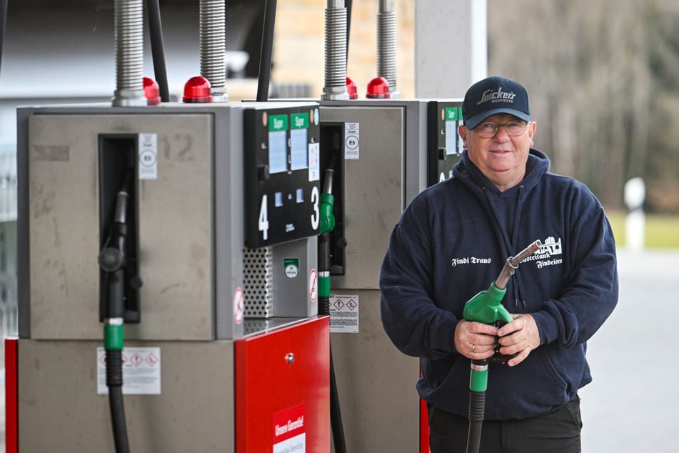 Dirk Findeisen (62) bietet tatsächlich noch Tankservice. Bei ihm muss man nicht selbst zapfen.