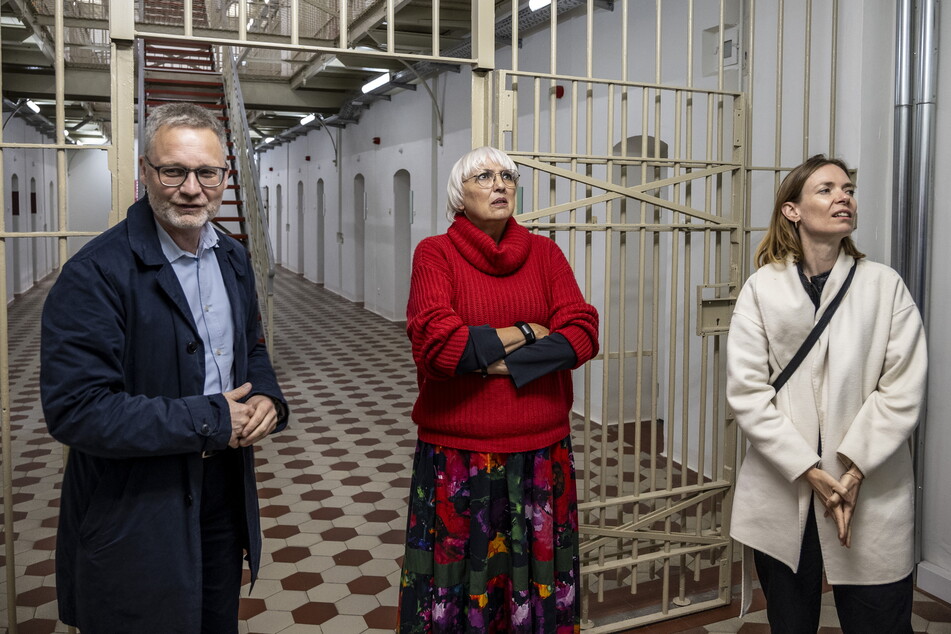 Kulturstaatsministerin Claudia Roth (68, Grüne) und EU-Abgeordnete Anna Cavazzini (41, Grüne, r.) besuchten das ehemalige Kaßberggefängnis.