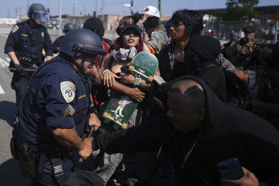 Seit Tagen demonstrieren Menschen in Los Angeles gegen die Migrationspolitik des US-Präsidenten Donald Trump.