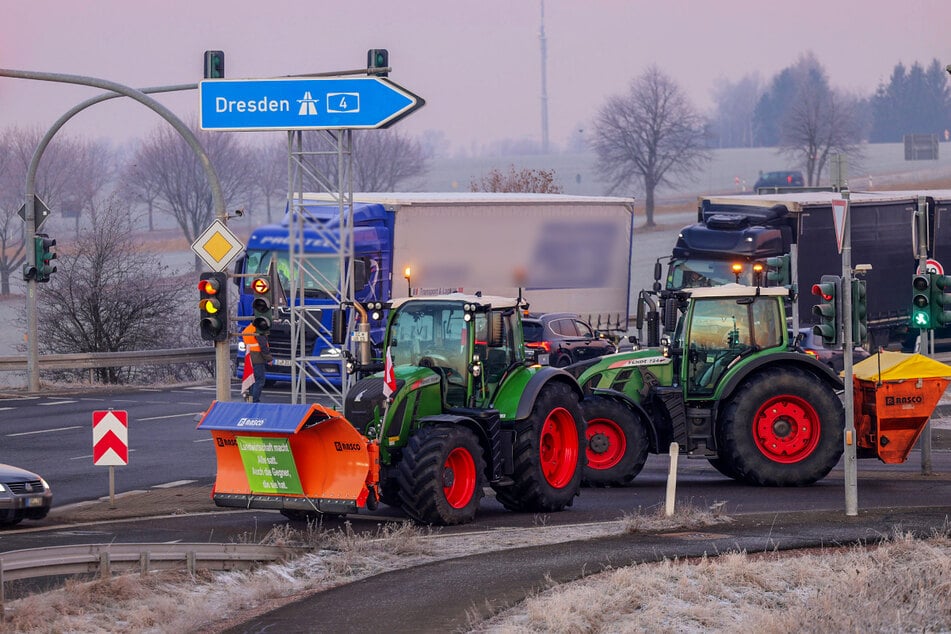 Seit dem frühen Donnerstagmorgen werden die B180 und die Auffahrten zur A4 Anschlussstelle Hohenstein-Ernstthal immer wieder durch demonstrierende Bauern blockiert.