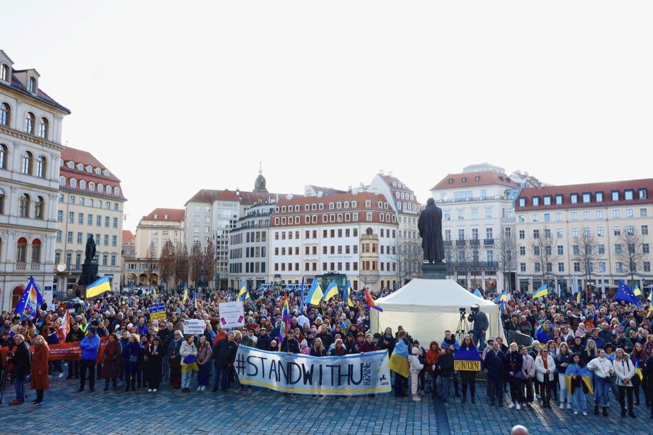 Mehr als tausend Menschen versammelten sich am Samstag auf dem Dresdner Neumarkt.
