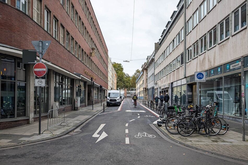 Das rote Band auf dem Asphalt ist das Markenzeichen der Kölner Fahrradstraßen. Es soll künftig für eine intuitive Routenführung sorgen, damit sich Radfahrende in der Stadt besser zurechtfinden.