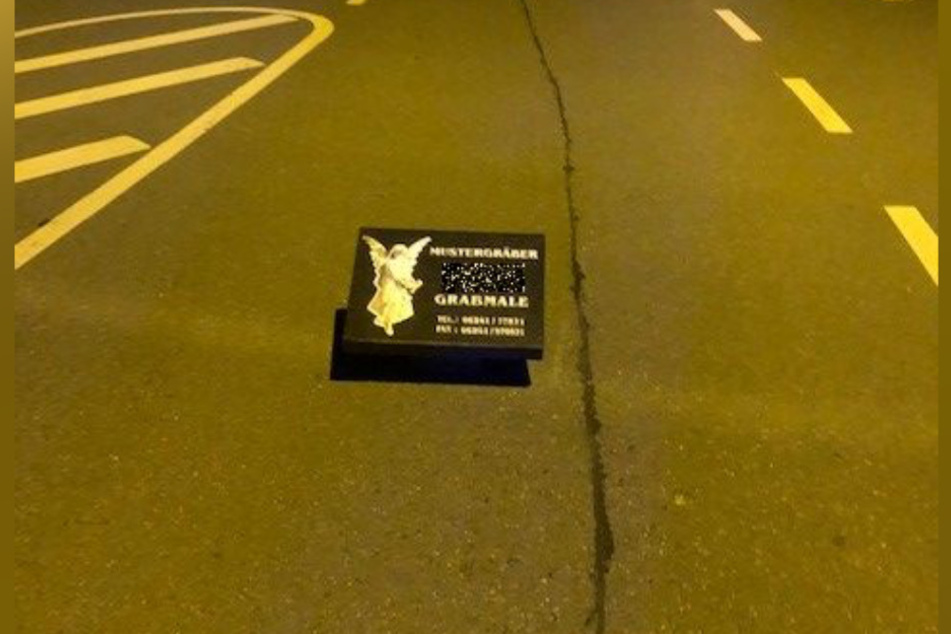Bisher noch unbekannte Täter haben einen Grabstein mitten auf eine Straße im rheinland-pfälzischen Worms gelegt, nachdem sie ihn wohl bei einem Steinmetz gestohlen hatten.