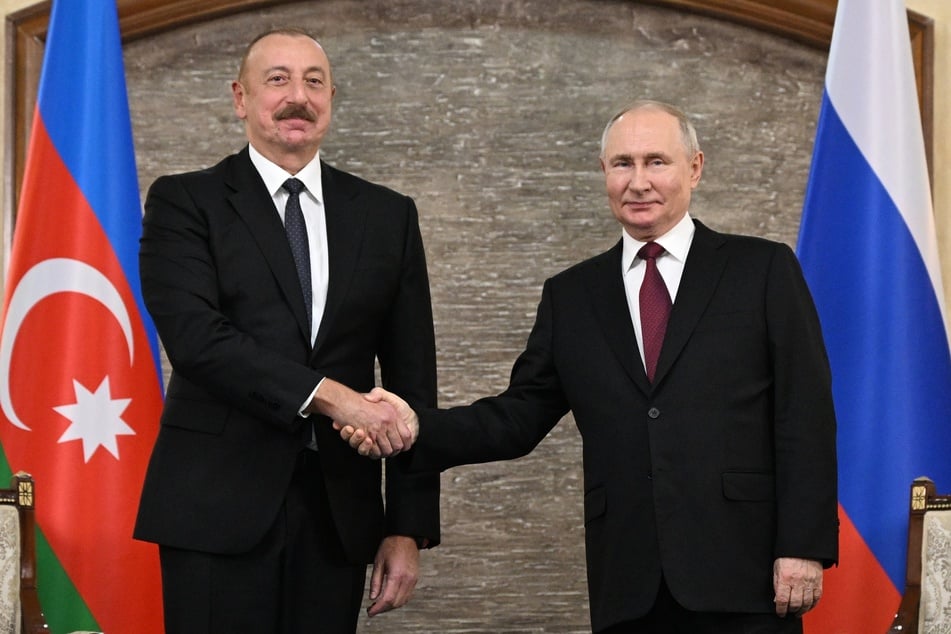 Wladimir Putin (71, r), Präsident von Russland, und Ilham Alijew (61), Präsident von Aserbaidschan, vor ihren Gesprächen am Rande des Treffens des Außenministerrates der Gemeinschaft Unabhängiger Staaten (GUS) in Bischkek.