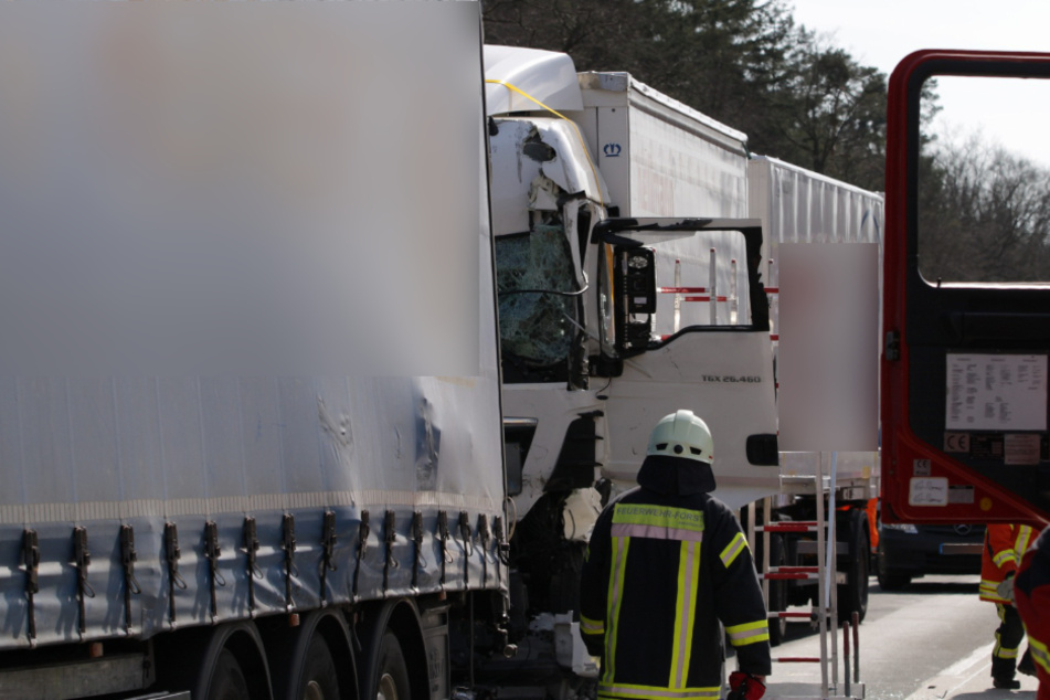 Der Lkw fuhr auf den vorausfahrenden auf.