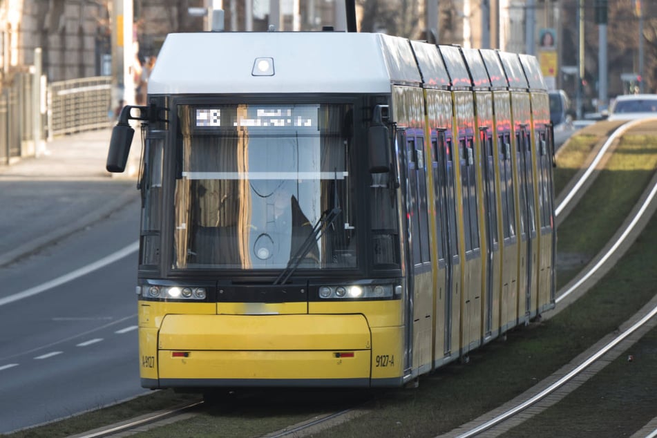 Bei dem Unfall sind unter anderem drei Fahrgäste verletzt worden. (Symbolfoto)