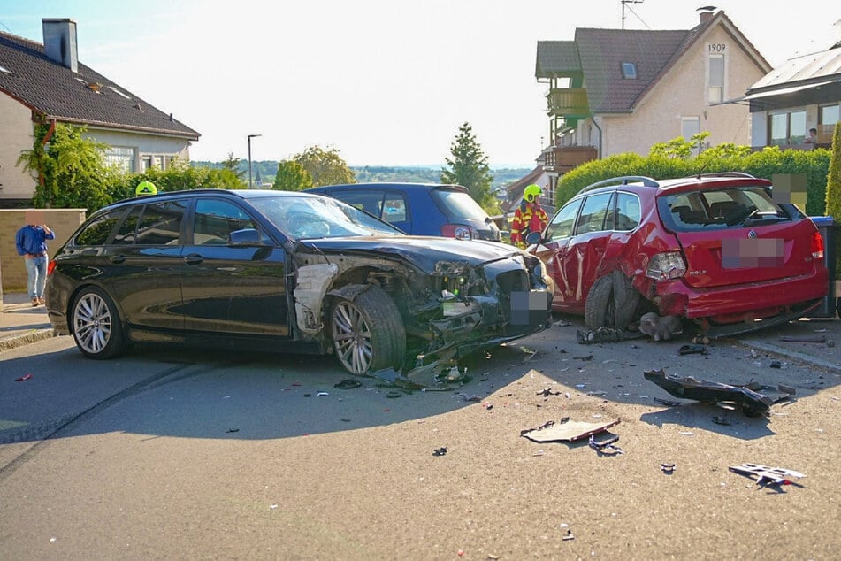 Auch wurden mehrere Autos am Straßenrand beschädigt.