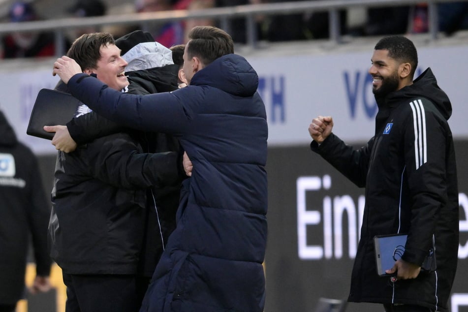 HSV-Cheftrainer Merlin Polzin (35) jubelt mit seinem Team über den 2:0-Sieg gegen Heidenheim.