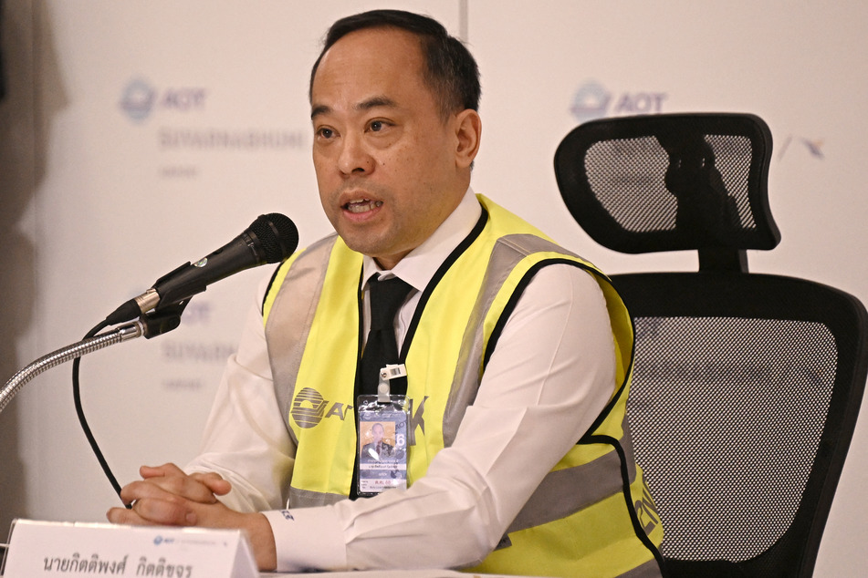 Kittipong Kittikachorn, director of Suvarnabhumi Airport, speaks during a news conference at the airport in Bangkok on Tuesday about the emergency landing of the Singapore Airlines flight SQ321 from London to Singapore.