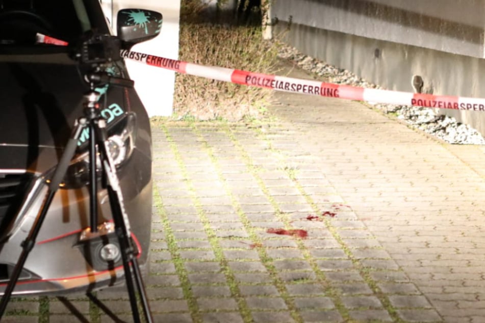 Der Tatort in der Sybelstraße ist abgesperrt, Blut haftet auf dem Kopfsteinpflaster.