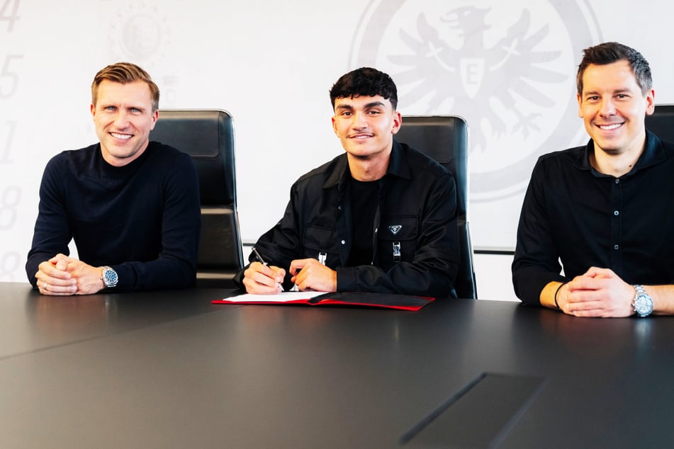 Can Uzun (18, M.) bei seiner Unterschrift mit Sportvorstand Markus Krösche (43, l.) und Sportdirektor Timmo Hardung (34, r.)