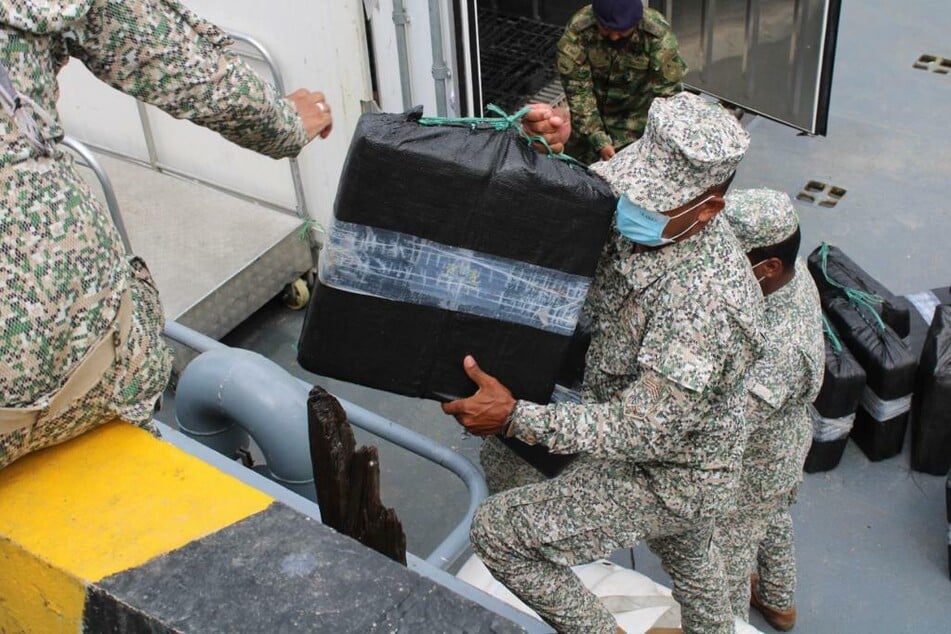 Soldaten entladen die beschlagnahmte Drogen aus dem Halbtaucher.