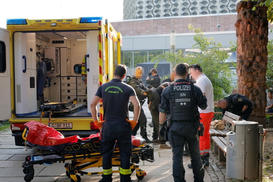 Polizei und Rettungsdienst waren am Samstagabend im Stadthallenpark im Einsatz.