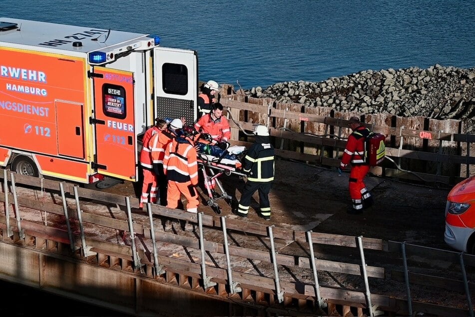 Ein Kran brachte den Arbeiter an Land, dort wurde er in ein Krankenhaus gebracht.