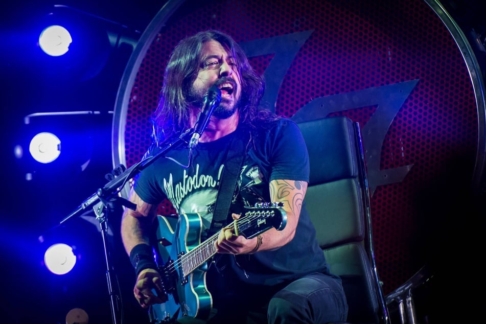 Ließ sich 2015 von einem tausendstimmigen Orchester in die Carisport-Sporthalle von Cesena locken: David Eric Grohl (56), Frontmann der US-amerikanischen Hard-Rock-Band Foo Fighters.