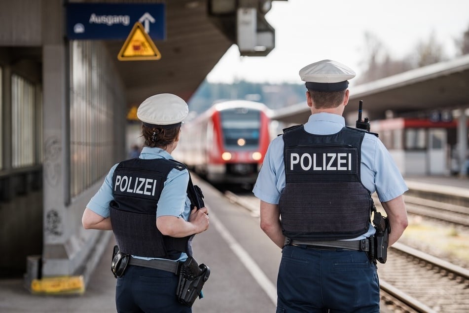 Polizisten stoppten den Zug im Pasinger Bahnhof. (Symbolbild)