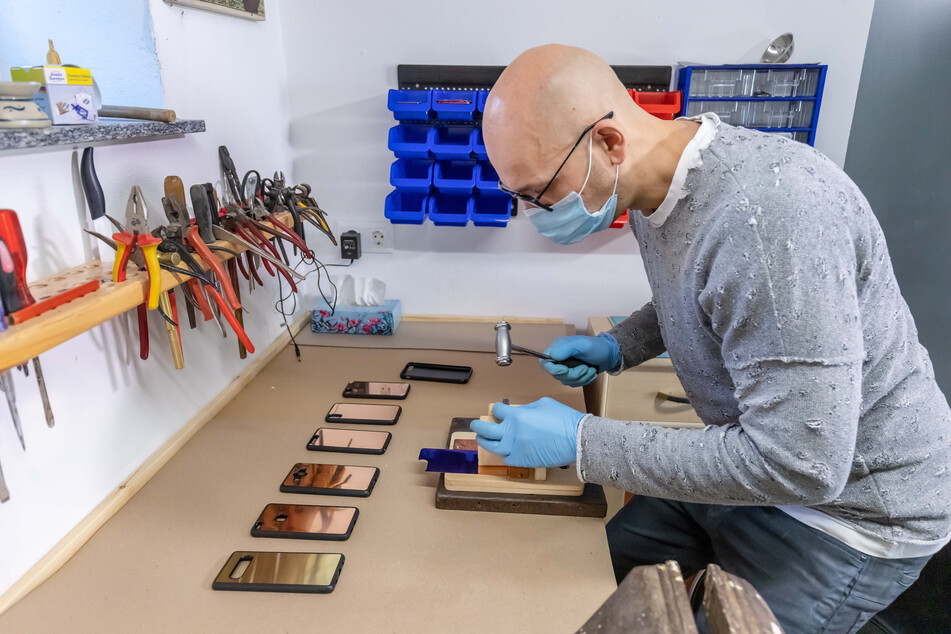 Thomas Austel produziert in seinem Keller in Kleinserien antivirale Handy-Hüllen.