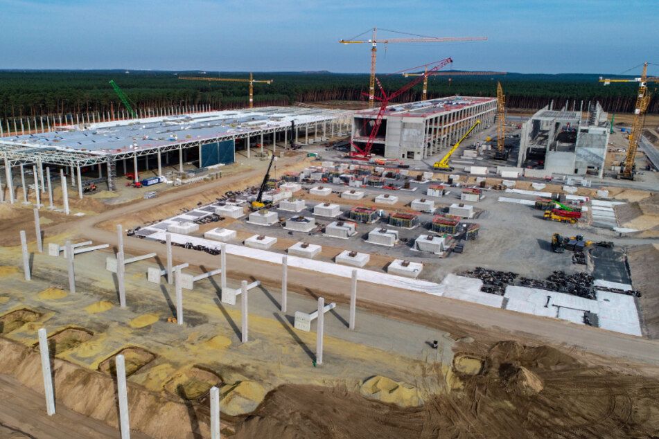 Brandenburg, Grünheide: Blick über die Baustelle der Tesla Gigafactory (Luftaufnahme mit einer Drohne).