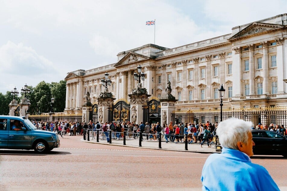 Der Buckingham Palace ist die offizielle Residenz der Royals in London und eine beliebte Touristenattraktion.