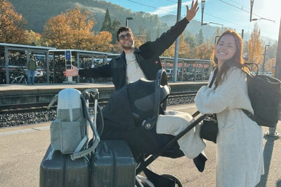 Mit Kind und Kegel zum nächsten Event: Familie Hänni wartet am Bahnhof auf den Zug zum Flughafen.