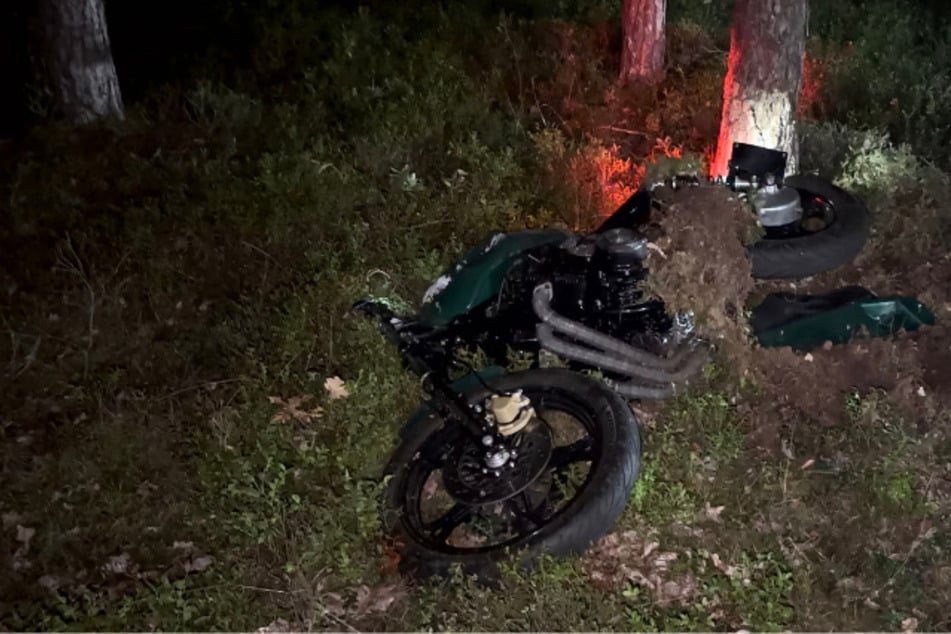 Tödliches Ende einer Motorradtour: 29-Jähriger prallt gegen Baum