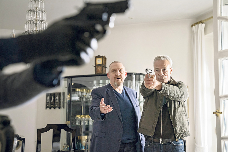 Mit gezogener Waffe: Ballauf (Klaus J. Behrendt, 60, r.) und Schenk (Dietmar Bär, 59) versuchen, einen Mord zu verhindern.