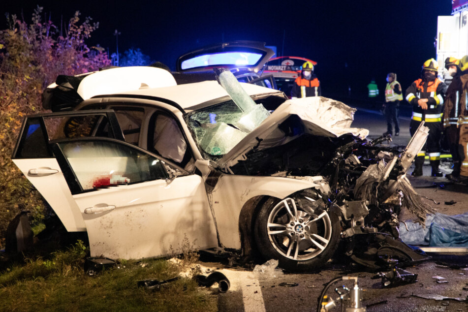 Der verunglückte BMW ist nur noch ein Wrack. Für den Fahrer kam jede Hilfe zu spät.