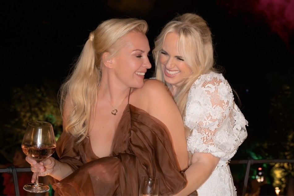 Das Paar verlobte sich im kalifornischen Disneyland und heiratete schließlich 2024 auf Sardinien.