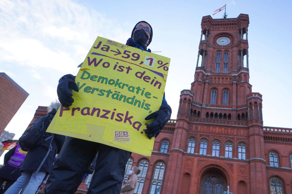 Bei einer Protestkundgebung vor dem Roten Rathaus wirft ein Demonstrant Franziska Giffey mangelndes Demokratieverständnis vor. (Archivfoto)