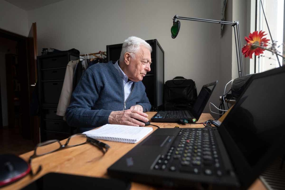 Das Leben als Holocaust-Überlebender in der ehemaligen Sowjetunion sei schwierig gewesen, so der 86-Jährige: "In der sowjetischen Zeit haben wir keinen großen Lohn erhalten."