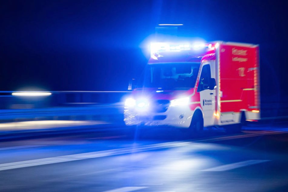 In der Nacht rückten zahlreiche Rettungskräfte aus. (Symbolfoto)