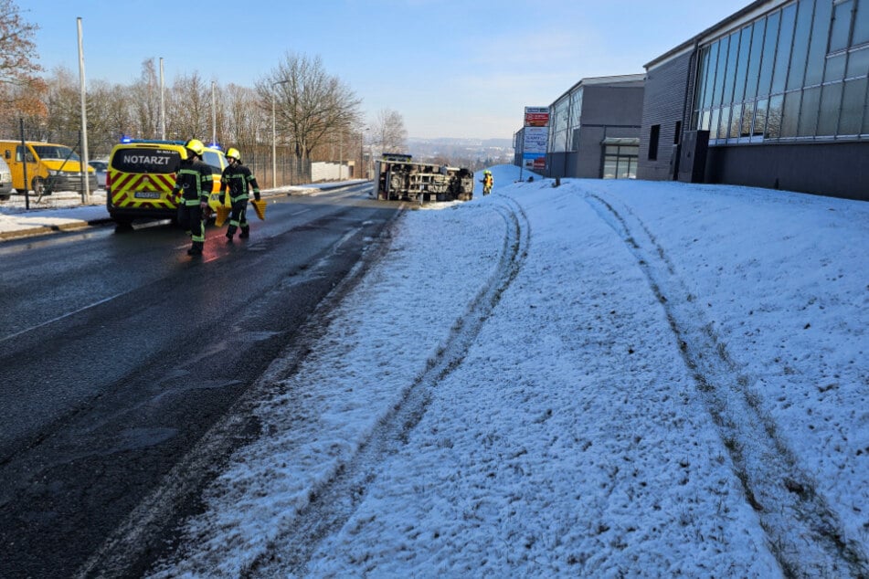 Aus bisher ungeklärten Gründen kam der Transporter-Fahrer von der Fahrbahn ab.