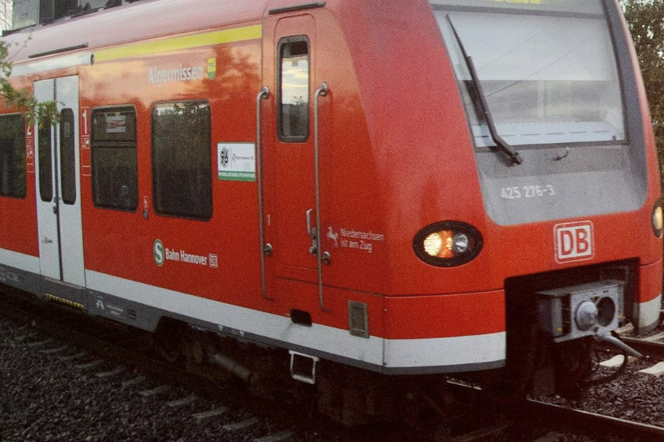Ein Traktor und eine S-Bahn sind an einem unbeschrankten Bahnübergang in Bayern zusammengestoßen. (Symbolbild)