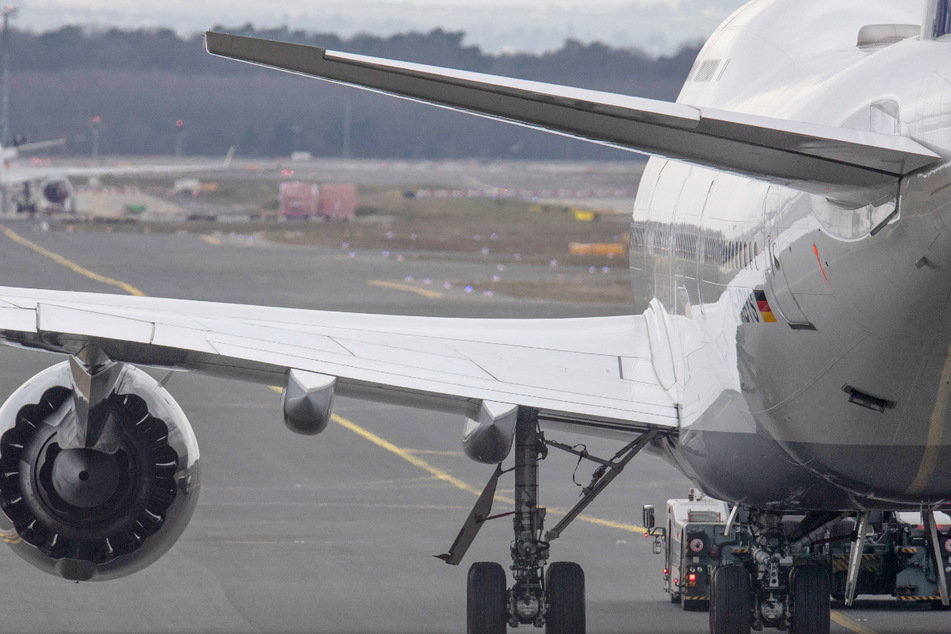 Zahlreiche Flugzeuge in Deutschland müssen am Mittwoch auf dem Boden bleiben – es gibt technische Probleme bei der Deutschen Flugsicherung. (Symbolbild)