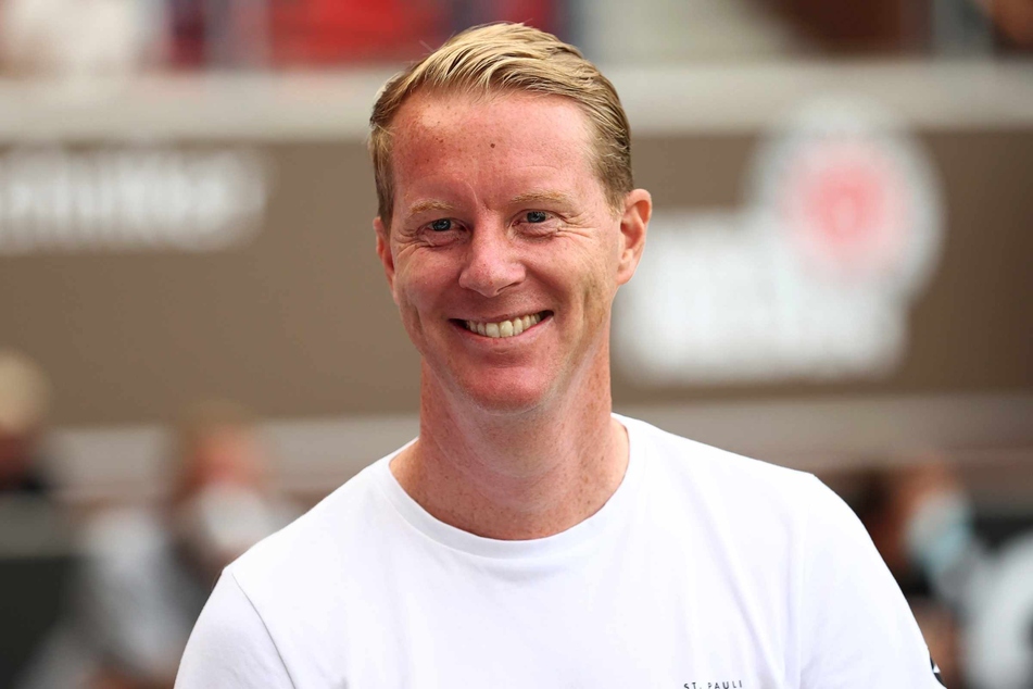 St. Paulis Trainer Timo Schultz (44) hatte nach dem Spiel beste Laune. (Archivibild)
